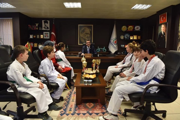 Çan Belediyesi Taekwondo kulübü başarılarını başkan Öz ile paylaştı