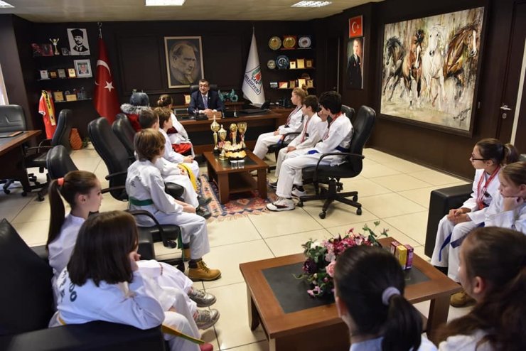 Çan Belediyesi Taekwondo kulübü başarılarını başkan Öz ile paylaştı