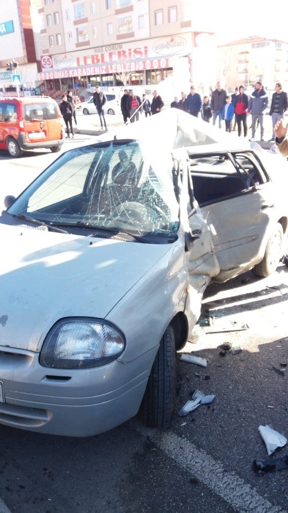 Kamyon ve otomobil çarpıştı:1 ölü, 1 yaralı