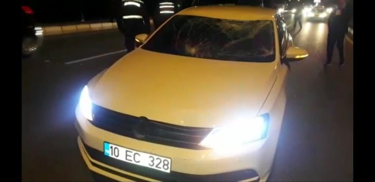 Karayolunda karşıdan karşıya geçerken otomobil çarptı