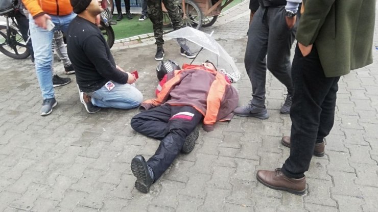 Esenyurt’ta yaralı motosiklet sürücüsüne yerde şemsiyeli önlem