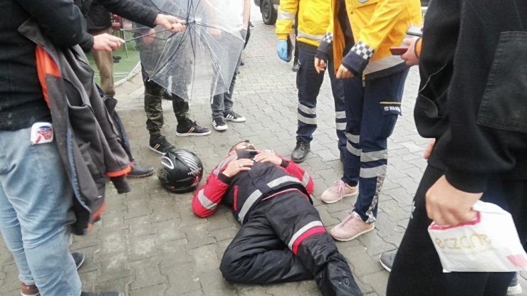 Esenyurt’ta yaralı motosiklet sürücüsüne yerde şemsiyeli önlem