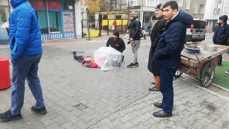 Esenyurt’ta yaralı motosiklet sürücüsüne yerde şemsiyeli önlem