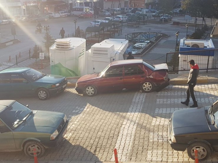 Freni boşalan kamyonet, 4 otomobilde maddi hasara yol açtı