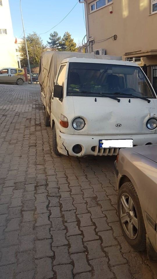 Freni boşalan kamyonet, 4 otomobilde maddi hasara yol açtı