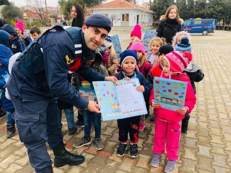 Jandarma, öğrencilerin karne sevincine ortak oldu