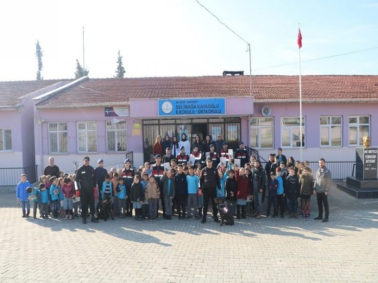 Jandarma, öğrencilerin karne sevincine ortak oldu