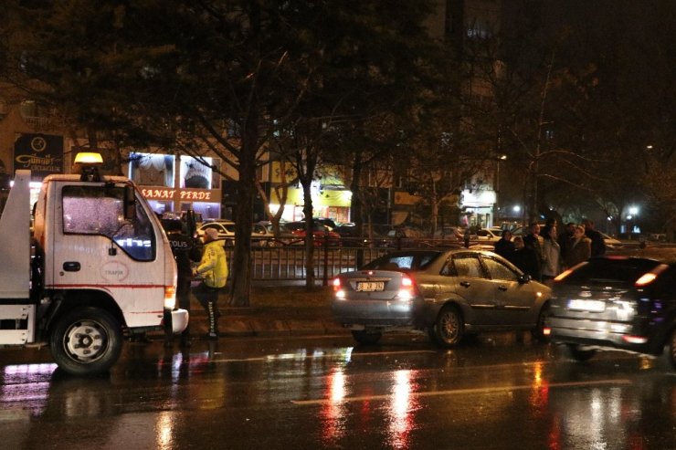 Kaygan yol kazaya neden oldu; 4 araç birbirine girdi