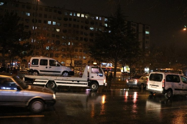 Kaygan yol kazaya neden oldu; 4 araç birbirine girdi