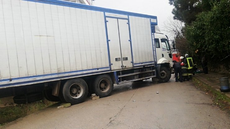 Yolda asılı kalan kamyonun kurtarılması için direksiyon başında bekledi