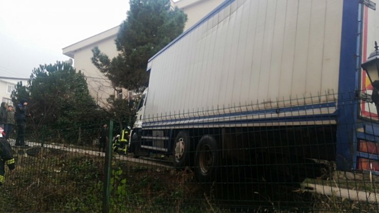Yolda asılı kalan kamyonun kurtarılması için direksiyon başında bekledi