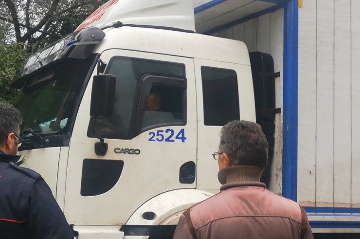 Yolda asılı kalan kamyonun kurtarılması için direksiyon başında bekledi