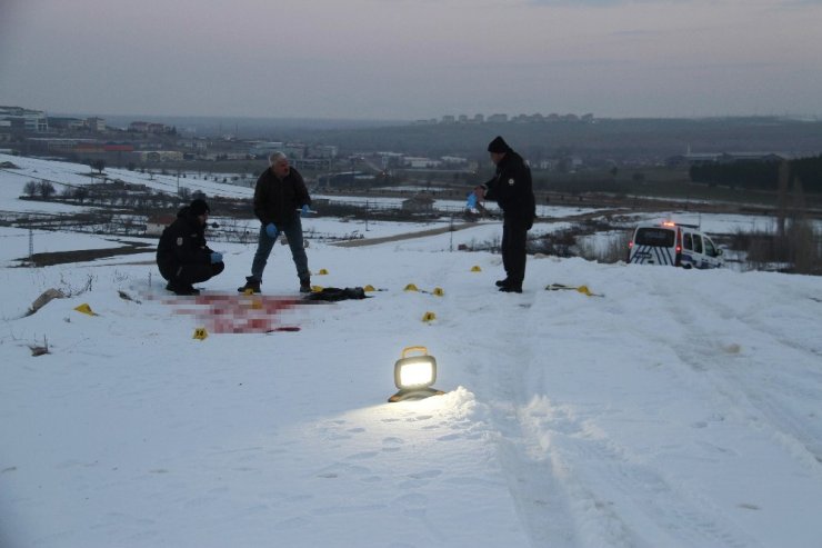 Tabancayla ayaklarından ve sırtından vuruldu
