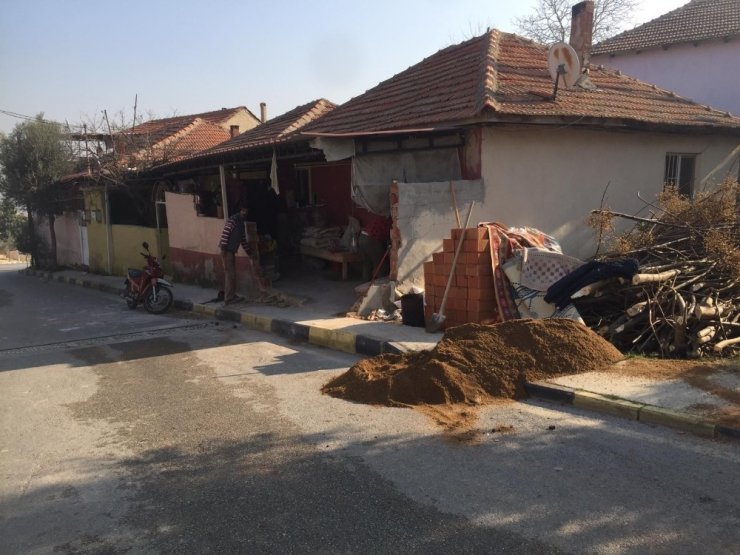 Kontrolden çıkan araç bahçe duvarına çarptı