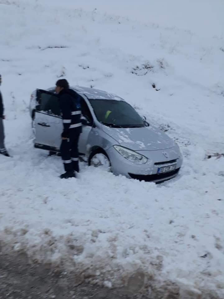 Mazıdağı’nda yoğun kar yağışı kazalara davetiye çıkardı