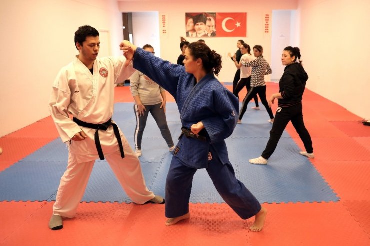 Kadına şiddete karşı yakın savunma eğitimi
