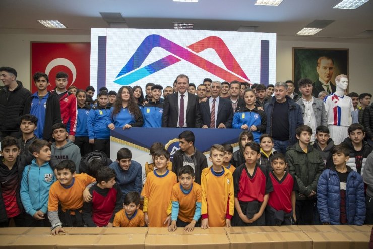 Mersin’de 85 spor kulübüne yardım