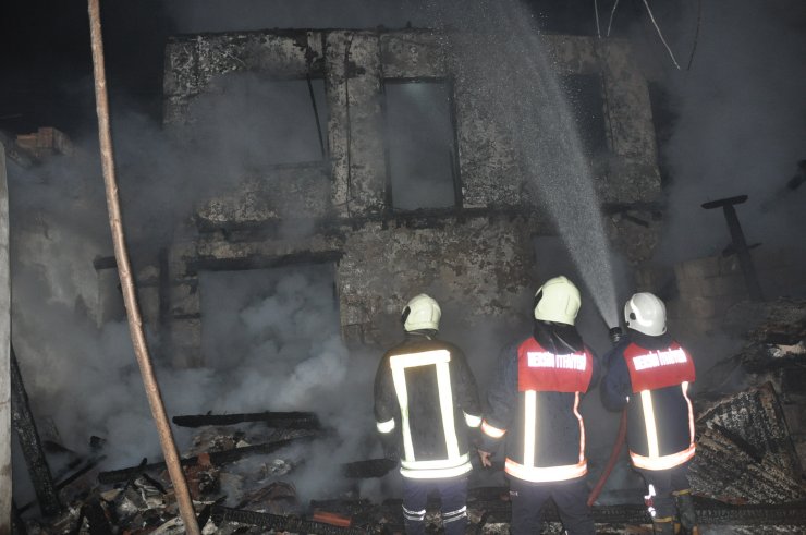 Mersin'de 2 katlı metruk binada yangın çıktı