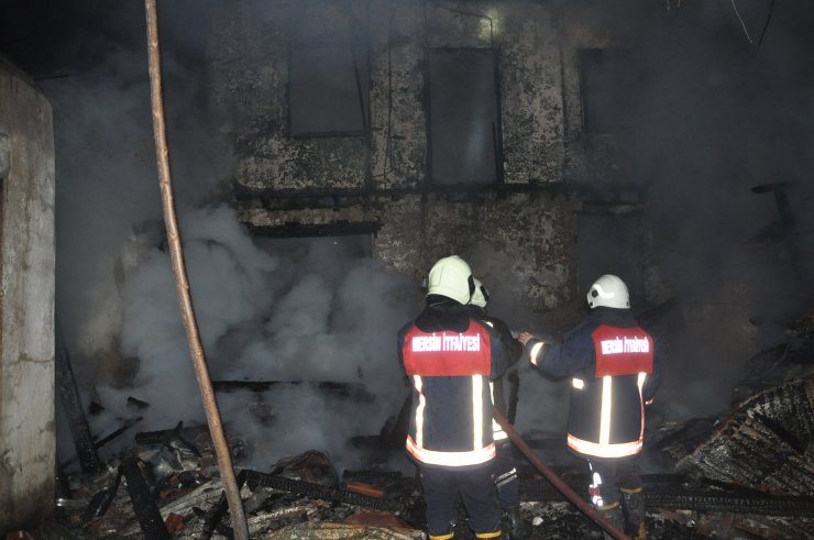 Mersin'de 2 katlı metruk binada yangın çıktı