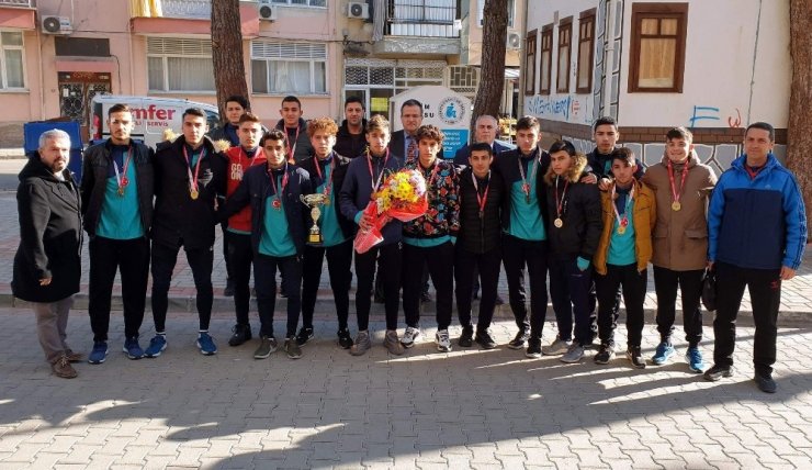 Şampiyonluk kupasını hasta öğretmenlerine götürdüler