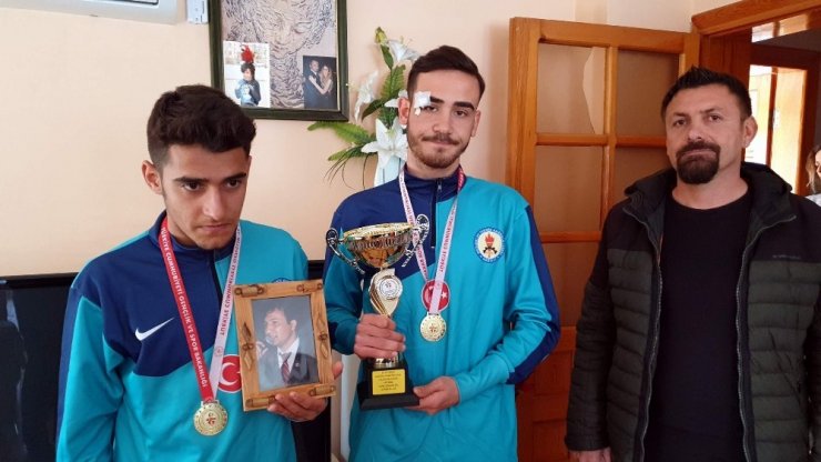 Şampiyonluk kupasını hasta öğretmenlerine götürdüler