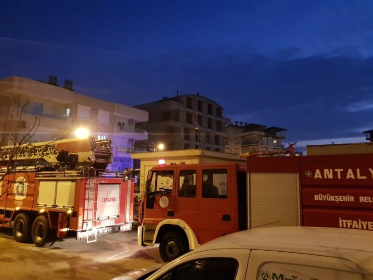 Balkonda yanan mangal itfaiyeyi alarma geçirdi