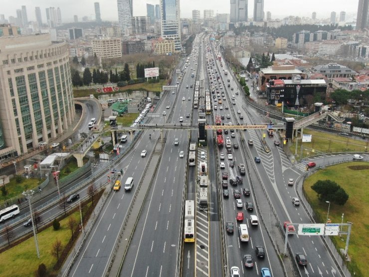 Şişli’de seyir halindeki metrobüste yangın çıktı