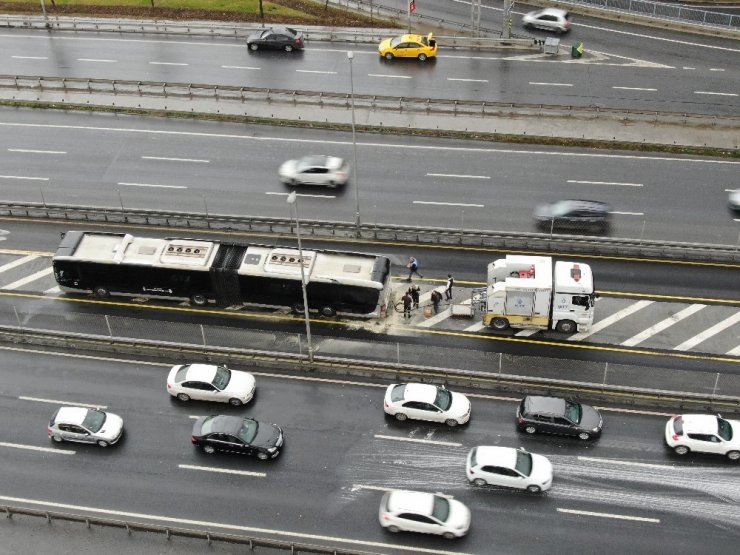 Şişli’de seyir halindeki metrobüste yangın çıktı