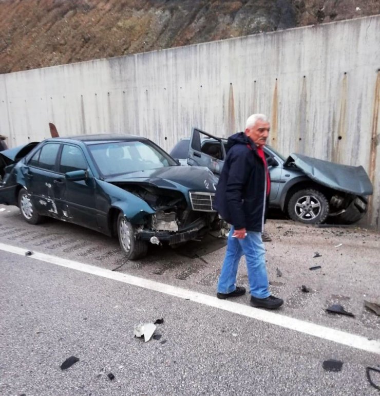 Kazaya yardım için durdular, otomobil çarptı: 3’ü ağır 9 yaralı