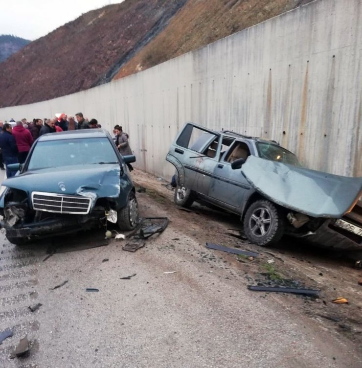 Kazaya yardım için durdular, otomobil çarptı: 3’ü ağır 9 yaralı