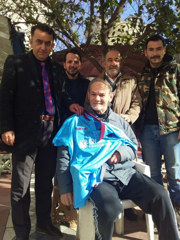 Trabzonspor’dan Eynesilli engelli vatandaşa forma jesti