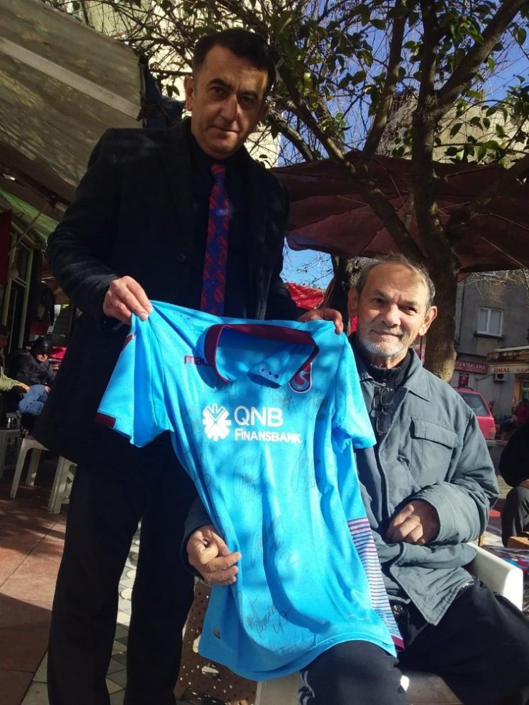 Trabzonspor’dan Eynesilli engelli vatandaşa forma jesti
