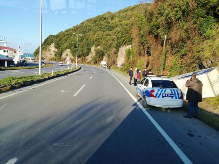Kamyonet yoldan çıkıp su kanalına devrildi
