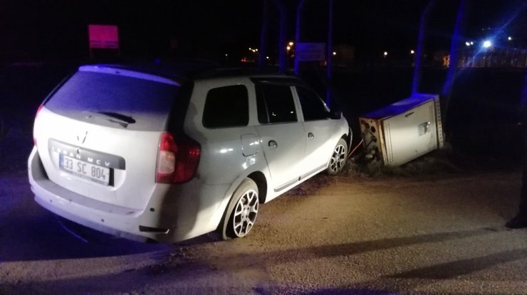 Otomobil elektrik trafosuna çarptı: 1 yaralı