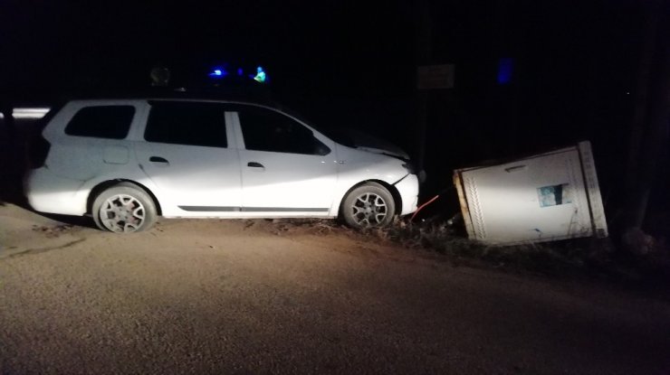 Otomobil elektrik trafosuna çarptı: 1 yaralı