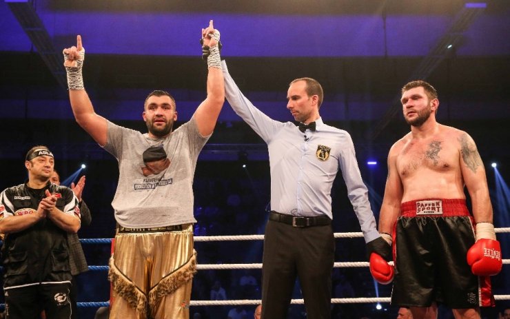 Türk boksörler Hamburg’da zaferlerini ilan etti