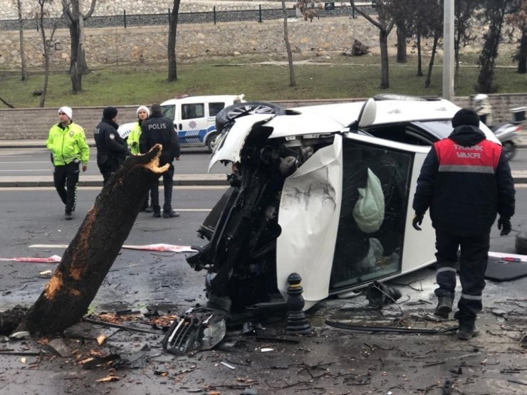 Ağaca çarpan otomobil takla attı: 2 yaralı