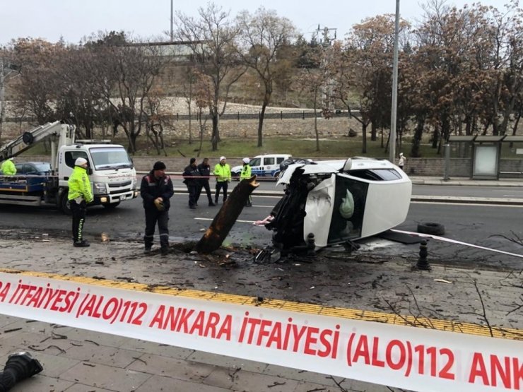 Ağaca çarpan otomobil takla attı: 2 yaralı