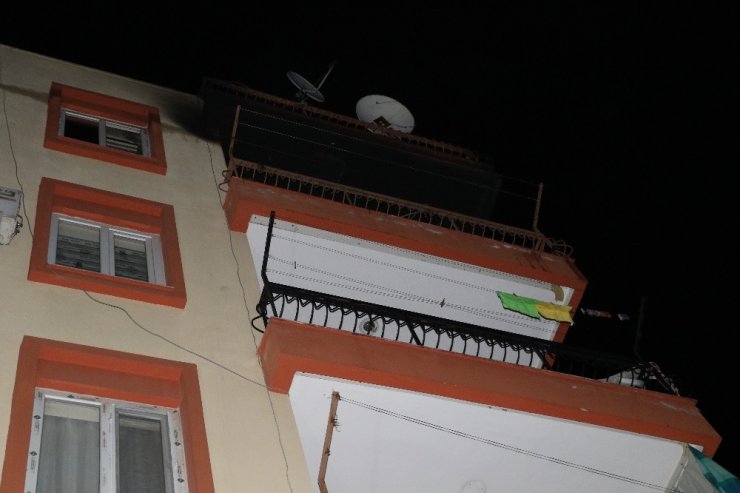 Antalya’da mahalle sakinlerini kokutan yangın
