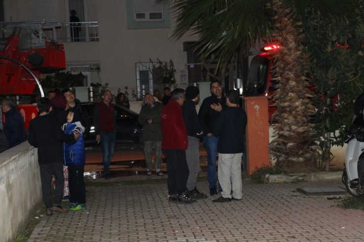 Antalya’da mahalle sakinlerini kokutan yangın