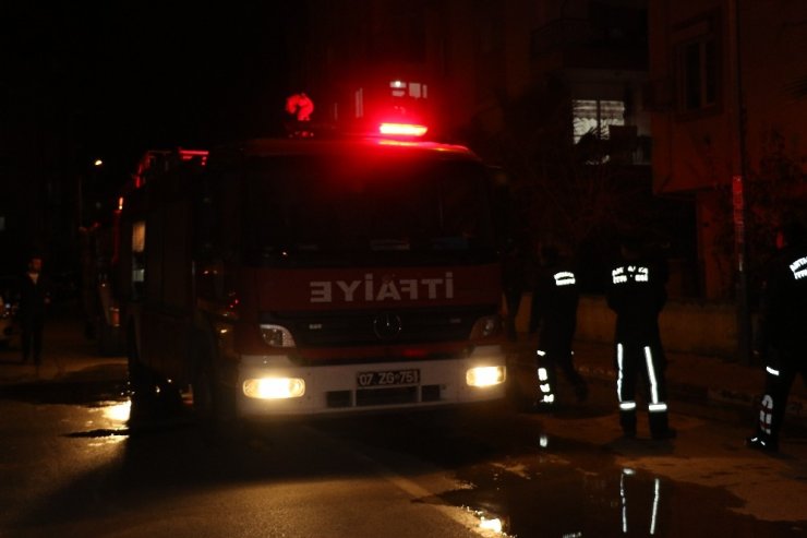 Antalya’da mahalle sakinlerini kokutan yangın