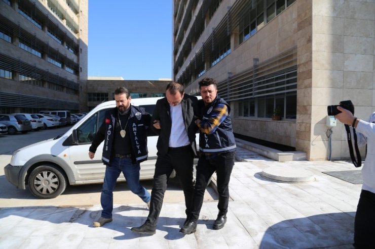 Kendisini polis olarak tanıtıp genç kızı darp etti