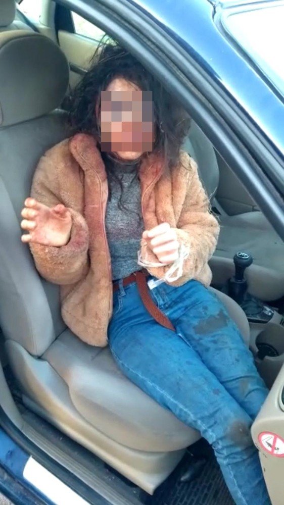 Kendisini polis olarak tanıtıp genç kızı darp etti