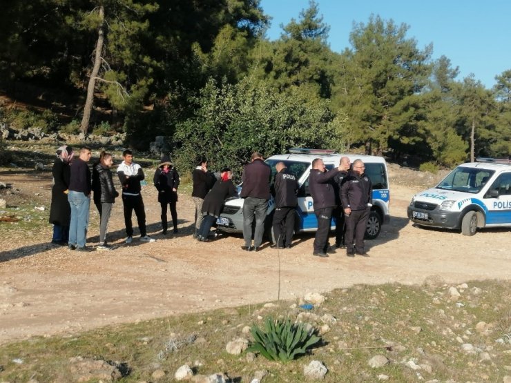 Antalya’da boş arazide erkek cesedi bulundu