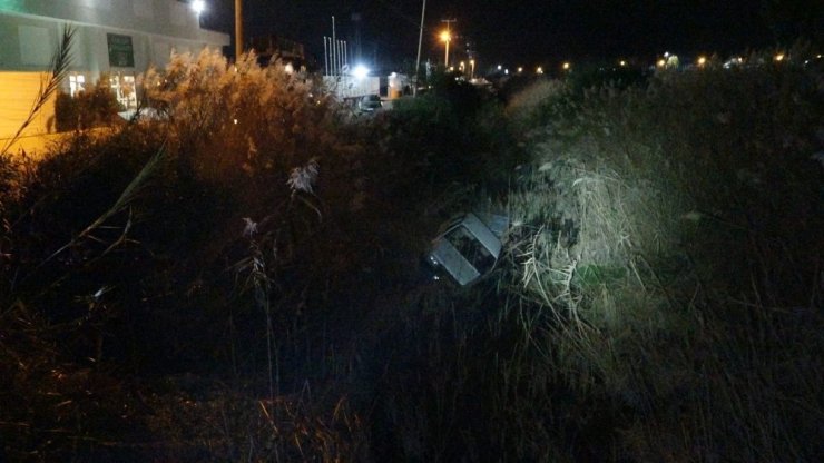 Otomobiliyle dereye uçan alkollü sürücü polise zor anlar yaşattı