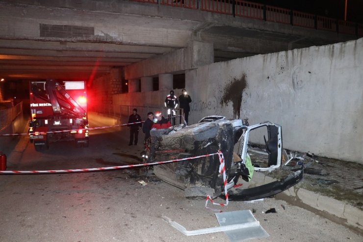 Bolu’da, köprüden uçan otomobil hurdaya döndü: 2 ölü