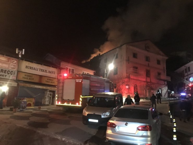 3 katlı metruk bina alevlere teslim