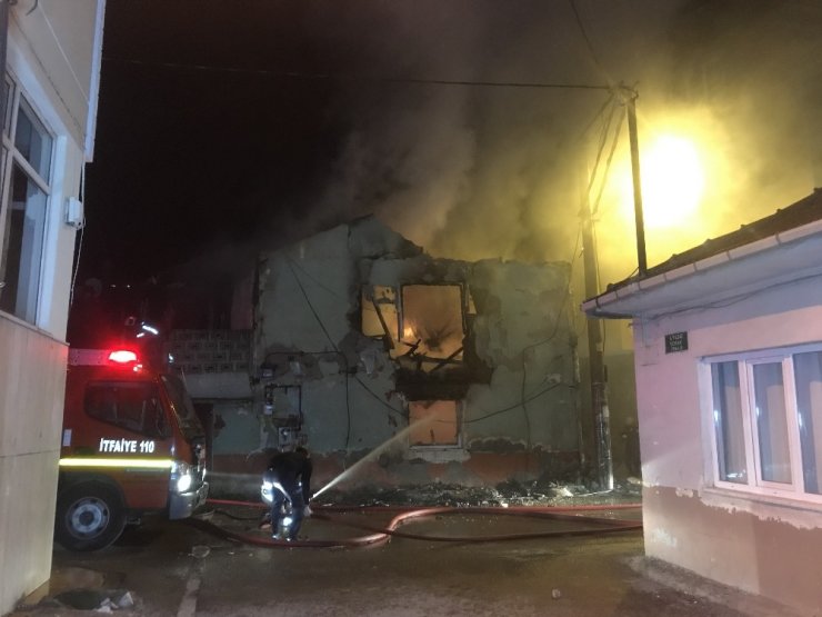 Bursa’da 2 katlı ev alev alev yandı