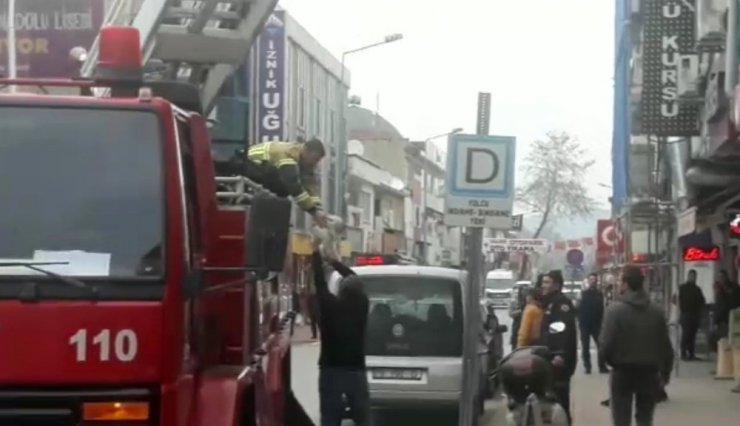 Balkonda mahsur kalan kediyi itfaiye kurtardı