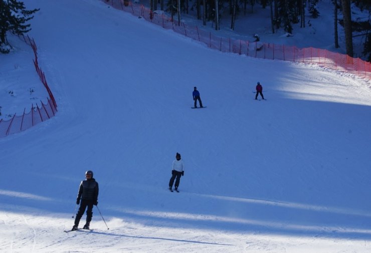 Karnelerini alan öğrenciler, kayak merkezlerine koştu